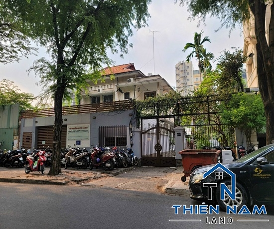 Cho thuê Biệt Thự sân vườn đường Nguyễn Văn Thủ, P Đakao, Quận 1 -  Giá 7000 $